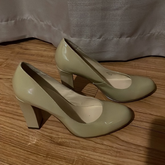 Kate Spade Heels - Picture 2 of 6